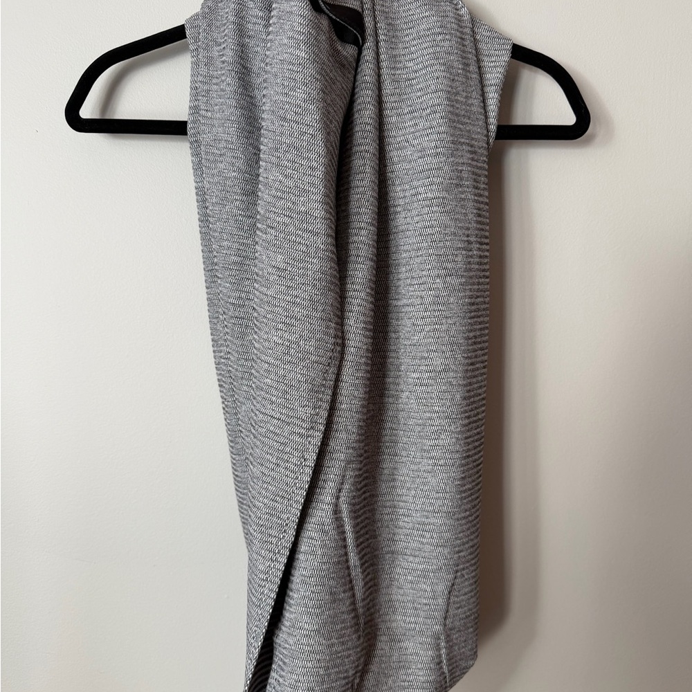 Lululemon Gray Knit Infinity Scarf Snap Detail - Picture 3 of 4